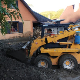 Báňští záchranáři se podíleli na obnovení obce Karlovice na Bruntálsku