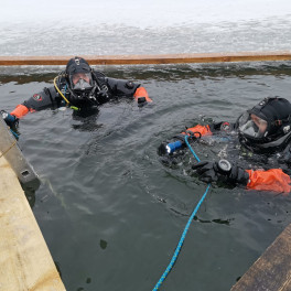 Zimní výcvik báňských potápěčů HBZS Ostrava – potápění pod ledem
