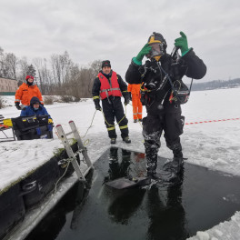 Zimní výcvik báňských potápěčů HBZS Ostrava – potápění pod ledem